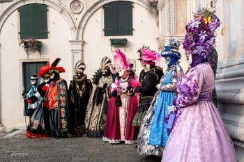 Die Kostümierten des venezianischen Karnevals vor der Kirche San Zaccaria.