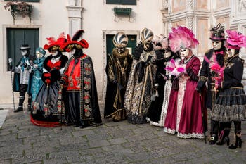 Die Kostümierten des venezianischen Karnevals vor der Kirche San Zaccaria.