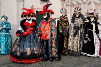 Die Kostümierten des venezianischen Karnevals vor der Kirche San Zaccaria.