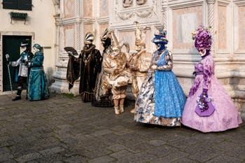 Die Kostümierten des venezianischen Karnevals vor der Kirche San Zaccaria.