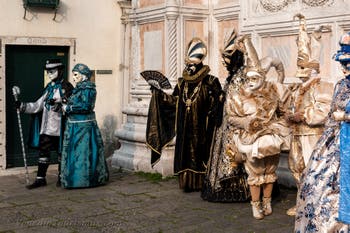 Die Kostümierten des venezianischen Karnevals vor der Kirche San Zaccaria.