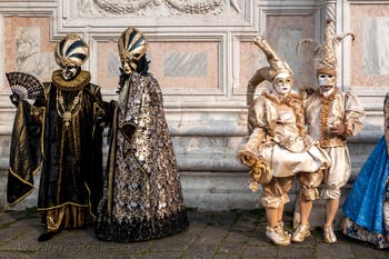 Die Kostümierten des venezianischen Karnevals vor der Kirche San Zaccaria.