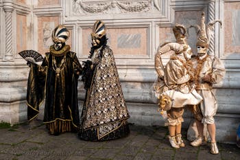 Die Kostümierten des venezianischen Karnevals vor der Kirche San Zaccaria.