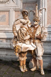 Die Kostümierten des venezianischen Karnevals vor der Kirche San Zaccaria.