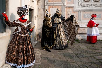 Die Kostümierten des venezianischen Karnevals vor der Kirche San Zaccaria.