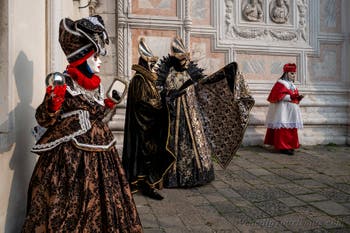 Die Kostümierten des venezianischen Karnevals vor der Kirche San Zaccaria.