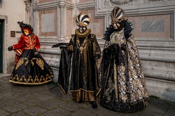 Die Kostümierten des venezianischen Karnevals vor der Kirche San Zaccaria.