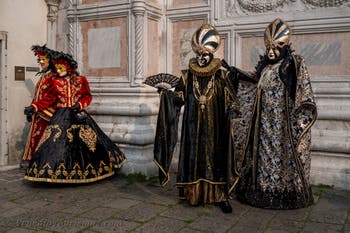 Die Kostümierten des venezianischen Karnevals vor der Kirche San Zaccaria.