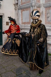 Die Kostümierten des venezianischen Karnevals vor der Kirche San Zaccaria.