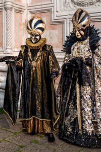 Die Kostümierten des venezianischen Karnevals vor der Kirche San Zaccaria.