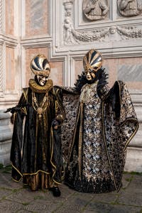 Die Kostümierten des venezianischen Karnevals vor der Kirche San Zaccaria.