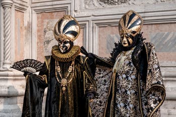 Die Kostümierten des venezianischen Karnevals vor der Kirche San Zaccaria.