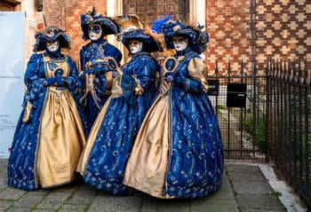 Die Kostümierten des venezianischen Karnevals vor der Kirche San Zaccaria.