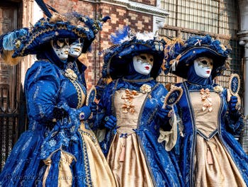 Die Kostümierten des venezianischen Karnevals vor der Kirche San Zaccaria.