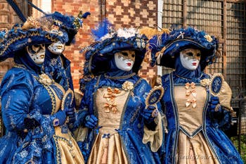 Die Kostümierten des venezianischen Karnevals vor der Kirche San Zaccaria.