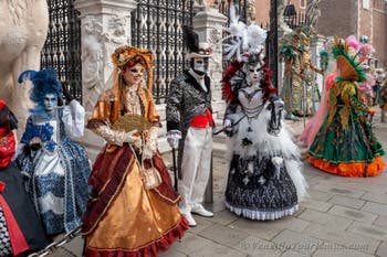 Les costumés du carnaval de Venise sur le Campo de l'Arsenal de Venise.