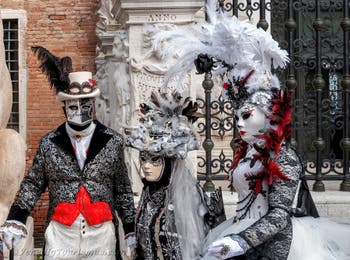 Les costumés du carnaval de Venise sur le Campo de l'Arsenal de Venise.