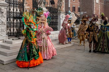 Die Kostümierten des venezianischen Karnevals vor dem Arsenale von Venedig.