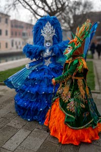 Die Kostümierten des venezianischen Karnevals vor dem Arsenale von Venedig.