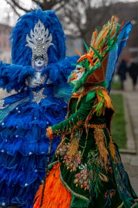 Die Kostümierten des venezianischen Karnevals vor dem Arsenale von Venedig.