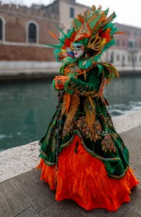 Die Kostümierten des venezianischen Karnevals vor dem Arsenale von Venedig.