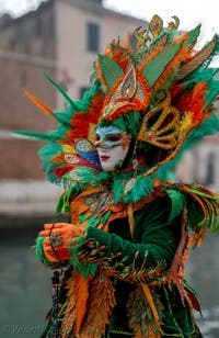 Die Kostümierten des venezianischen Karnevals vor dem Arsenale von Venedig.