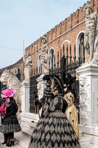 Die Kostümierten des venezianischen Karnevals vor dem Arsenale von Venedig.