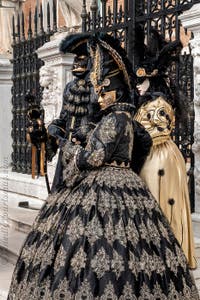 Die Kostümierten des venezianischen Karnevals vor dem Arsenale von Venedig.