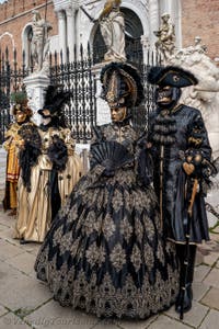 Die Kostümierten des venezianischen Karnevals vor dem Arsenale von Venedig.