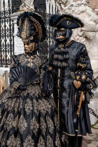 Die Kostümierten des venezianischen Karnevals vor dem Arsenale von Venedig.