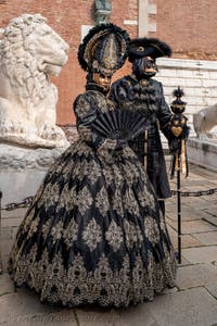 Die Kostümierten des venezianischen Karnevals vor dem Arsenale von Venedig.