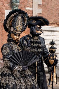 Die Kostümierten des venezianischen Karnevals vor dem Arsenale von Venedig.