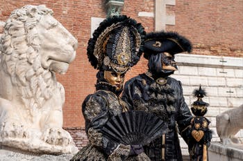 Die Kostümierten des venezianischen Karnevals vor dem Arsenale von Venedig.