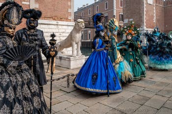 Die Kostümierten des venezianischen Karnevals vor dem Arsenale von Venedig.