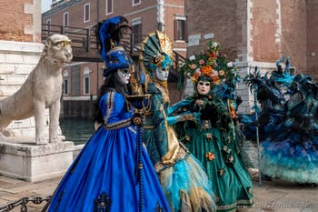 Die Kostümierten des venezianischen Karnevals vor dem Arsenale von Venedig.