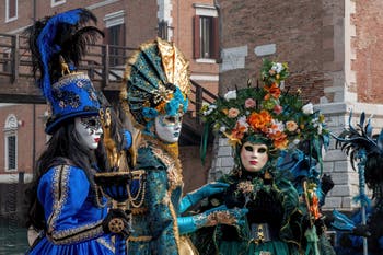 Die Kostümierten des venezianischen Karnevals vor dem Arsenale von Venedig.