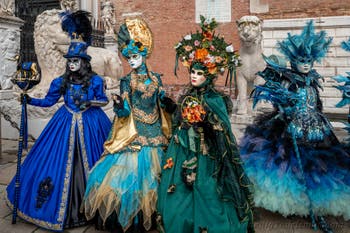 Die Kostümierten des venezianischen Karnevals vor dem Arsenale von Venedig.