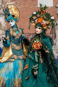 Die Kostümierten des venezianischen Karnevals vor dem Arsenale von Venedig.