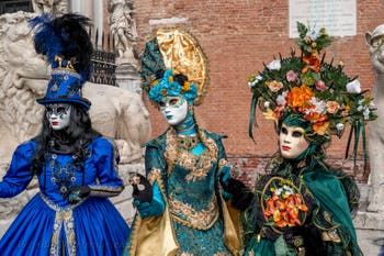 Die Kostümierten des venezianischen Karnevals vor dem Arsenale von Venedig.