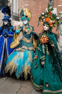 Die Kostümierten des venezianischen Karnevals vor dem Arsenale von Venedig.