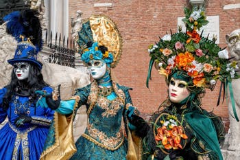 Die Kostümierten des venezianischen Karnevals vor dem Arsenal von Venedig.