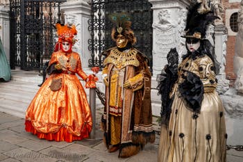 Die Kostümierten des venezianischen Karnevals vor dem Arsenale von Venedig.