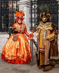 Die Kostümierten des venezianischen Karnevals vor dem Arsenale von Venedig.