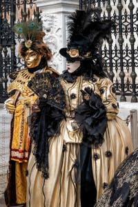 Die Kostümierten des venezianischen Karnevals vor dem Arsenale von Venedig.