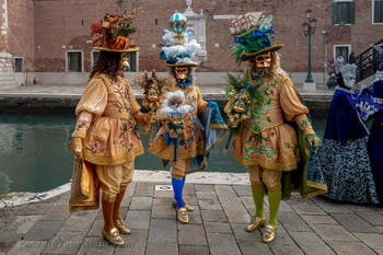 Die Kostümierten des venezianischen Karnevals vor dem Arsenale von Venedig.