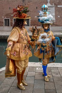 Die Kostümierten des venezianischen Karnevals vor dem Arsenale von Venedig.