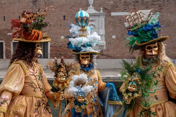 Die Kostümierten des venezianischen Karnevals vor dem Arsenale von Venedig.