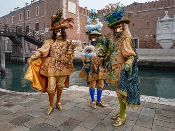 Die Kostümierten des venezianischen Karnevals vor dem Arsenale von Venedig.