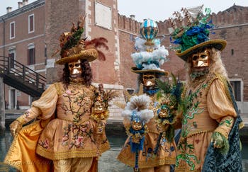 Die Kostümierten des venezianischen Karnevals vor dem Arsenale von Venedig.