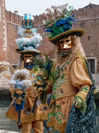 Die Kostümierten des venezianischen Karnevals vor dem Arsenale von Venedig.